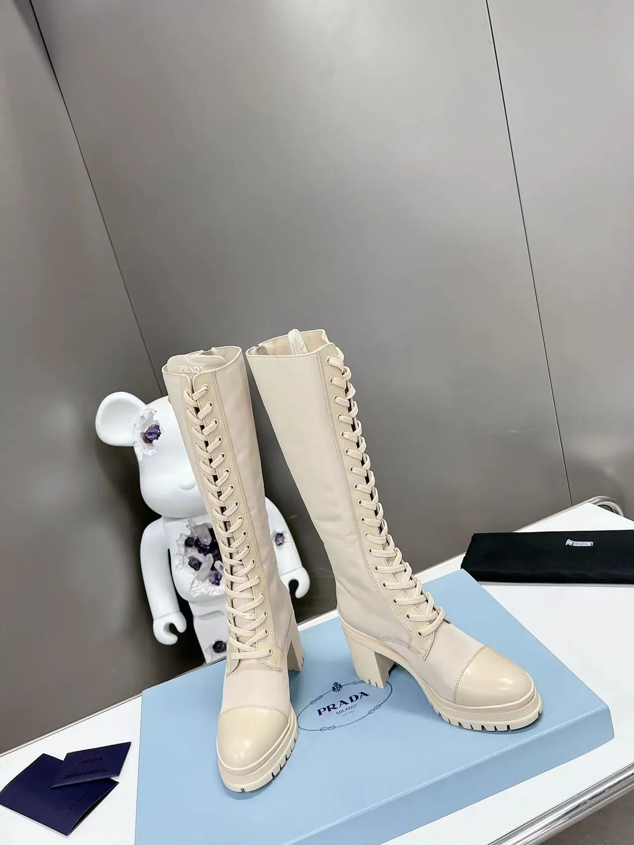 👟👟Ex-factory price 700👟👟 2022SSS re-launches the new and newest boot length of Poundala —————————— 💥PRADA’s spring morning T catwalk show is the same model "Dream City Night". Prada can focus on the right scene. It has a fresh breeze with a sense of luxury. It is perfect on the feet. 💃💃 Wear it with the matching shoes. It is elegant and high-quality, crystal clear and has various qualities. The materials are uniquely designed by the company and must be zero-edged. The entire series is full of exciting and interesting combinations of exterior elements. Different materials and textured fabrics express a strong artistic flavor. You can slightly appreciate the changing styles of Prada girls. 1⃣Upper: matte glossy open edge scarlet, 2⃣Lining: imported sheepskin lining 3⃣Outsole: original Italian large color original 4⃣🔺original foot pads, size female 35M-40M